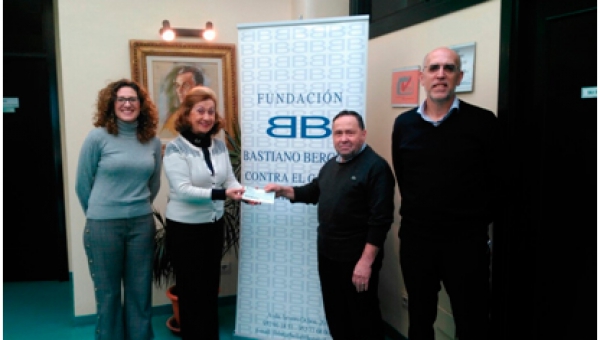Cheque donativo de la Comunidad de Vecinos Cristo de los Molinos a favor de la Fundación Bastiano Bergese 